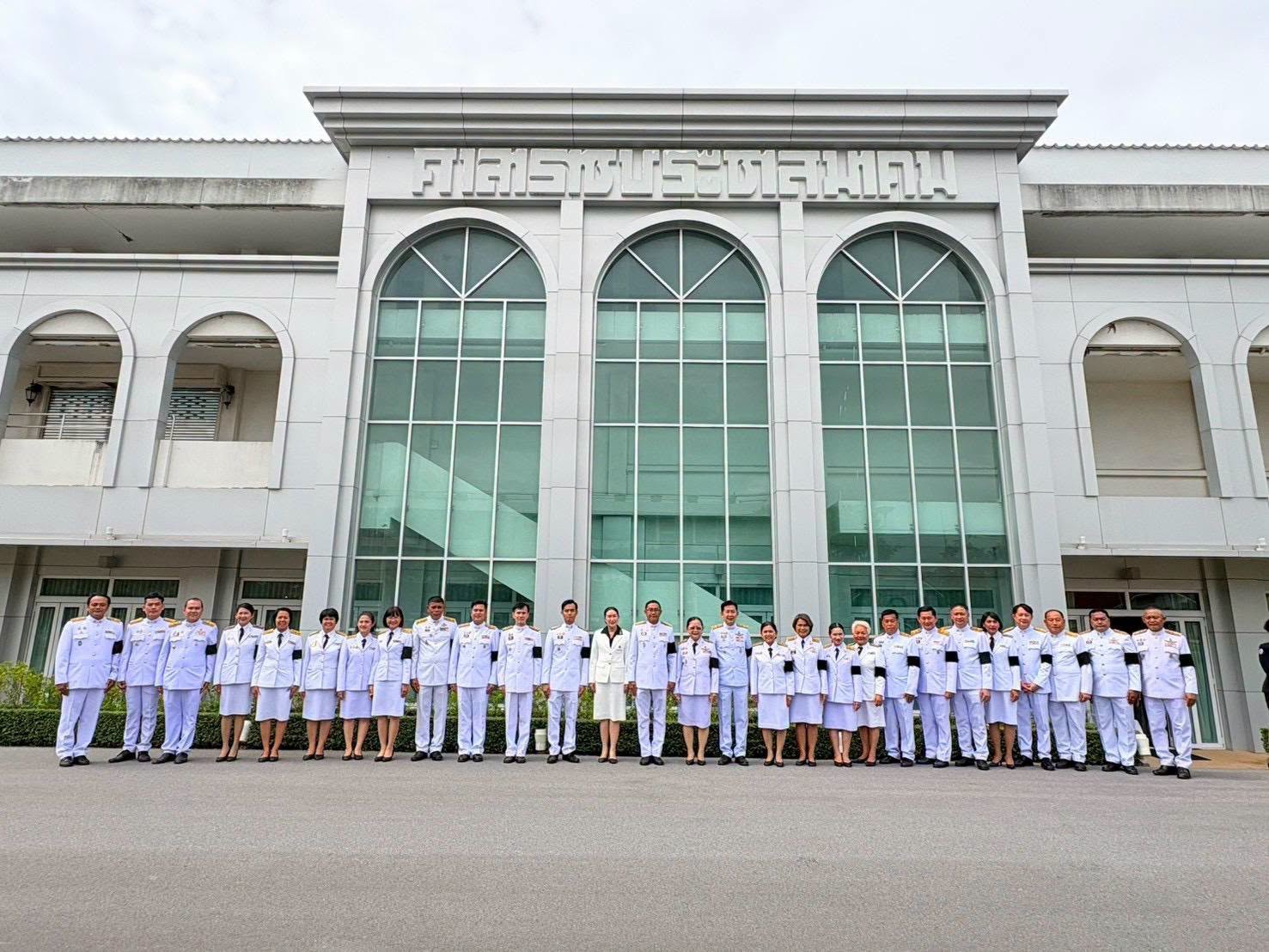 title - ปฏิรูปที่ดินจังหวัดเพชรบุรี มอบหมายให้ นางสาวขวัญใจ เพชรสวน นักวิชาการปฏิรูปที่ดินชำนาญการ ร่วมลงนามถวายพระพร พระบาทสมเด็จพระเจ้าอยู่หัว เนื่องในโอกาสวันเฉลิมพระชนมพรรษา